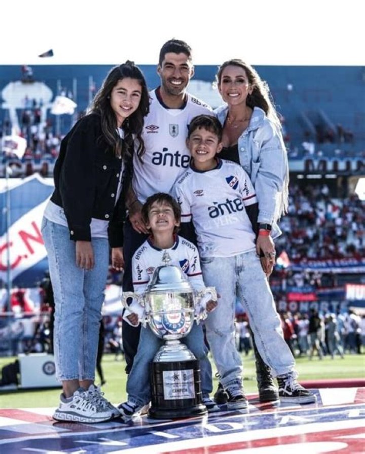 Salary, Income, Net Worth: Luis Alberto Suárez - 2024