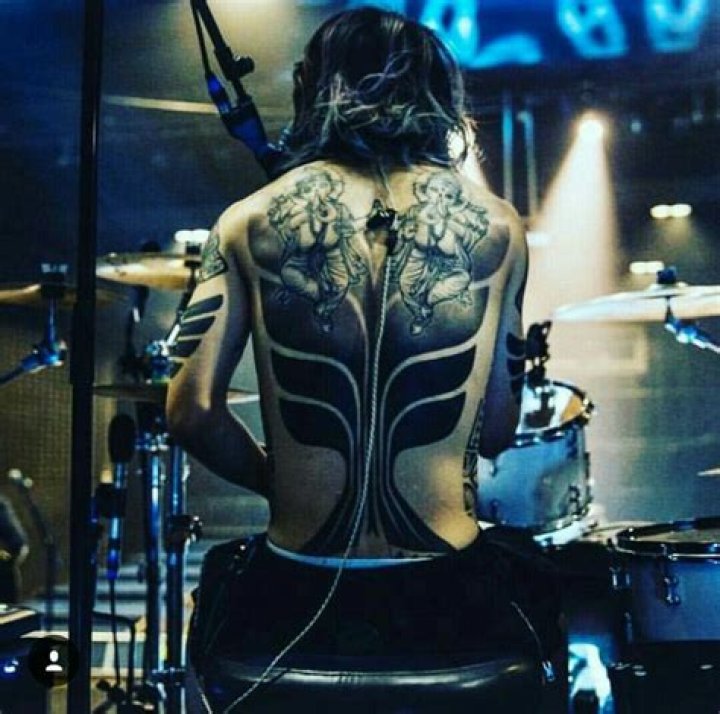 tomoya(ﾜﾝｵｸ)のtattooと身長。昔の彼女の年齢が未成年で脱退騒動?