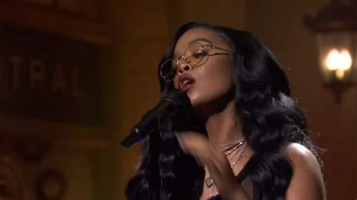 Who is H.E.R.? Gabi Wilson, Grammy Award-winning singer, was musical guest on SNL